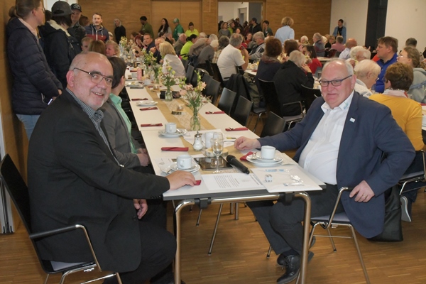 Gute Stimmung im vollbesetzten Bürgersaal beim Katharina-Fest in Weidenbach. Mit dabei: Einrichtungsleiter Gerhard Siegler (vorne links) und Willi Albrecht, Bürgermeister von Weidenbach (vorne rechts).