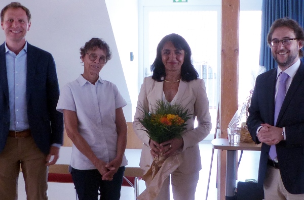 Die baden-württembergische Landtagspräsidentin Muhterem Aras (dritte von links) war zu Gast an der Max-Gutknecht-Schule in Ulm. Über ihren Besuch freuten sich Christian Braun (ganz links), Geschäftsführer des Berufsbildungswerks Adolf Aich (BBW) der Stiftung Liebenau, Sibylle Porske (zweite von links), stellvertretende Schulleiterin der Max-Gutknecht-Schule, und Schulleiter Gernot Schlecht (ganz rechts).