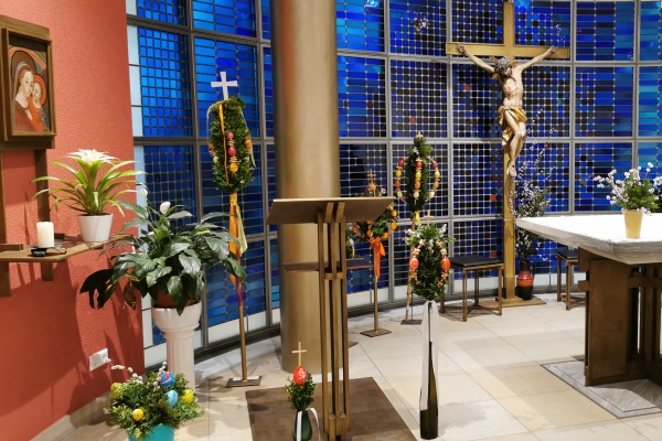 Die Kapelle zierten von Wohnbereichen und Gästen gVon den Wohnbereichen und Gästen der Tagespflege geschmückte Palmen ...eschmückte Palmen ...