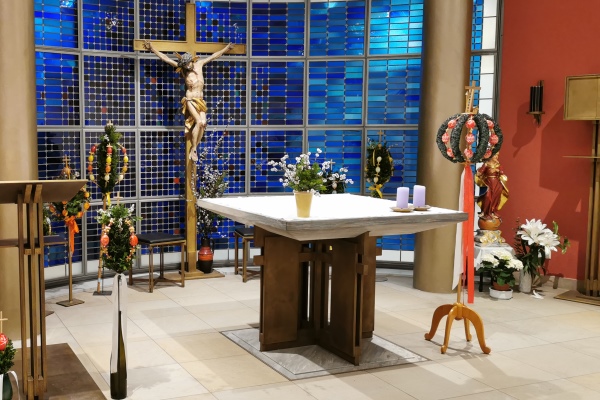 ... zierten die Kapelle und wurden im Gottesdienst gesegnet.