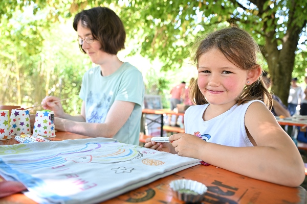 Gerade auch für Kinder gibt es auf dem Sommerfest einige Stationen zum Mitmachen und Ausprobieren. Foto: Felix Kästle