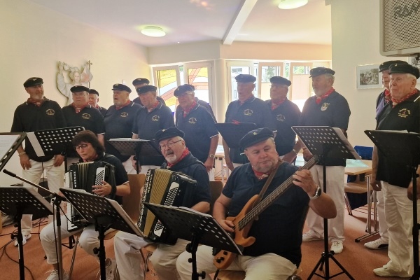 Der Shanty-Chor Marinekameradschaft Albstadt-Ebingen animierte beim Verena-Fest zum Mitsingen. 