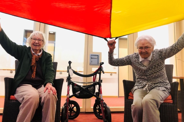 Bunte Tücher sind nicht nur farblich schön, sondern bieten auch Spaß an der Bewegung. So bleiben die Bewohnerinnen und Bewohner in den Häusern der Pflege so mobil wie möglich. 