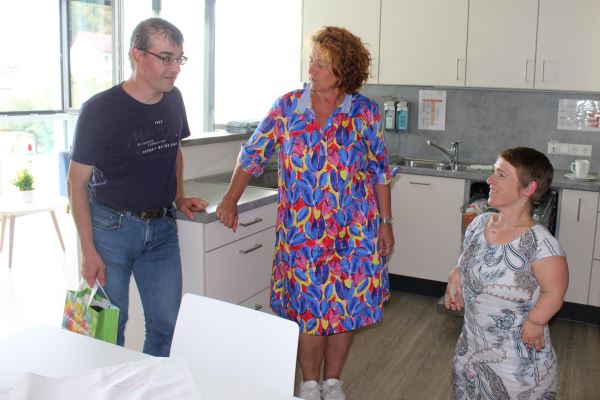Petra Krebs MdL (Mitte) und Simone Fischer (rechts) besuchen das Wohnhaus in Amtzell.