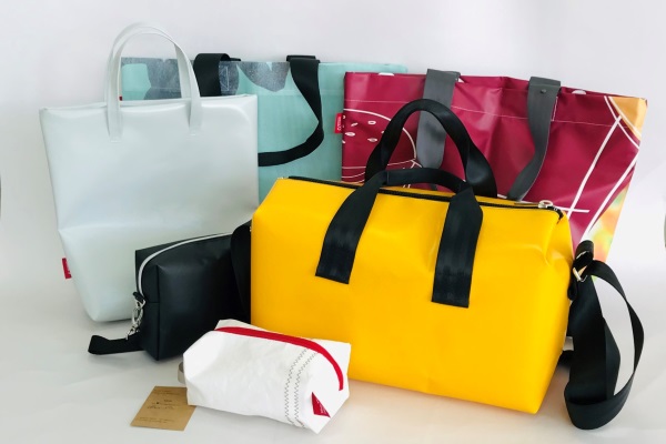Im Liebenauer Nähwerk entstehen Upcycling-Unikate, darunter Shopper, Sporttaschen und Kosmetiktäschchen. 