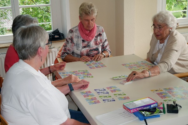 Eine Gruppe von Frauen spielt zusammen in den Lebensräumen für Jung und Alt in Tettnang ein Kartenspiel. Spielen in Gemeinschaft trägt dazu bei, geistige Ressourcen zu erhalten. Zudem macht es Spaß. 