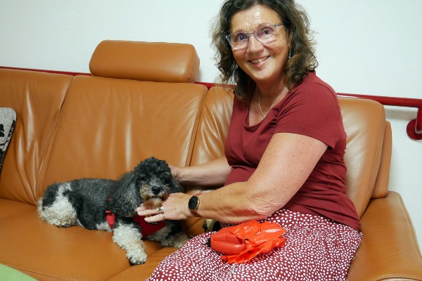 Helga Wüst ist mit ihrer Pudeldame Banóu ins Haus der Pflege St. Johann gekommen. Das Besondere an ihr: „Banóu ist ein ausgebildeter Besucherhund“, erklärt Helga Wüst, die sich ehrenamtlich engagiert. 