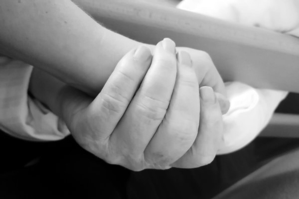 Eine wohltuende Handmassage mit einer individuellen Ölmischung sorgt für Wohlbefinden.