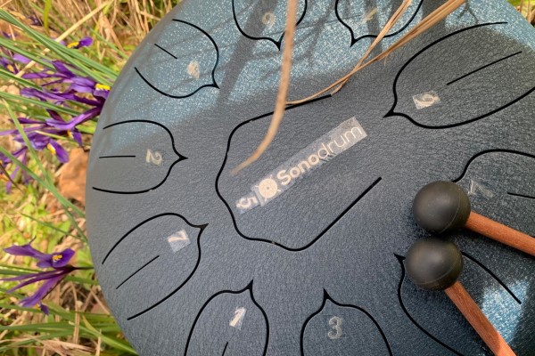 Leise Klänge auf dem Sonodrum sollen Körper und Geist in Einklang bringen.