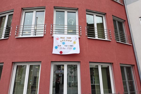 Gut sichtbar wurde das liebevoll gestaltete Banner am Haus der Pflege St. Wunibald aufgehängt.