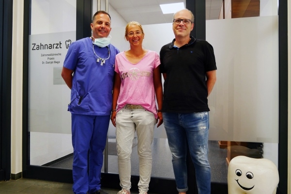 Ab 1. Juli wird Dr. Tobias Sonnberger (ganz rechts) in der Zahnarztpraxis von Dr. Danijel Bago (ganz links) als Anästhesist tätig sein. Dr. Sonnberger folgt auf Dr. Eva-Maria Röhm (Mitte) nach.