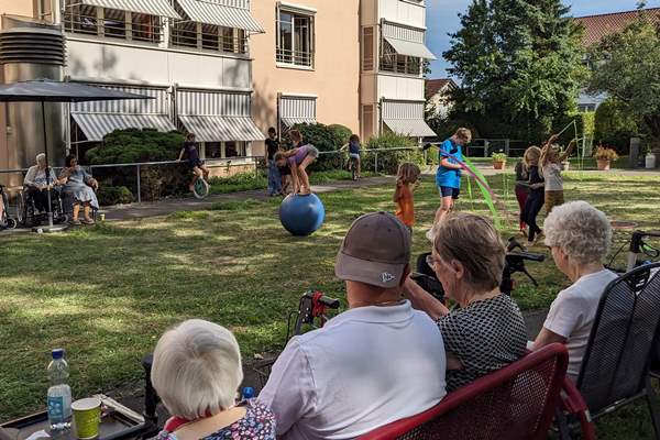 Kinder und Jugendliche der Zirkusschule Moskito zeigen im Haus St. Meinrad in Ravensburg, was sie alles können. 