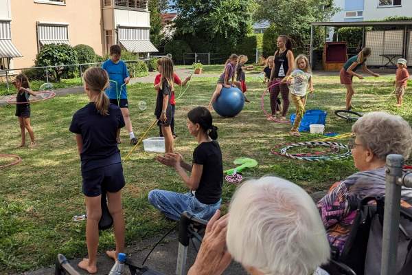Kinder und Jugendliche der Zirkusschule Moskito zeigen im Haus St. Meinrad in Ravensburg, was sie alles können. 