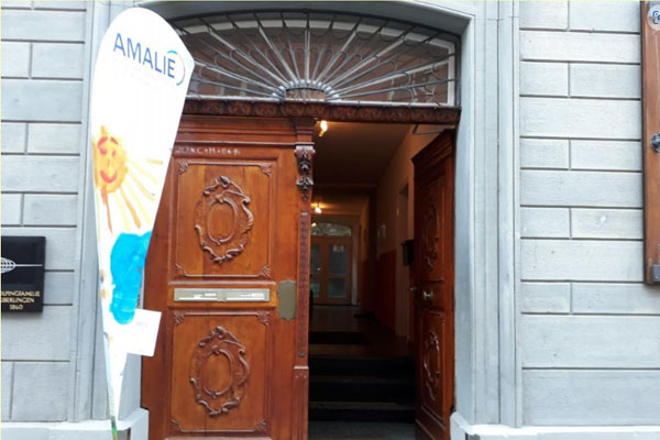 Das Bild zeigt den Eingang des Kinderhospizdienstes Amalie