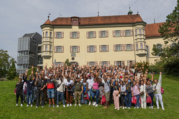 Gruppenfoto der neuen Auszubildenden vor dem Schloss Liebenau