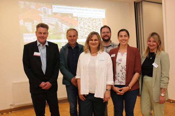 Sie gaben beim Fachtag wertvolle Impulse zum Umgang mit herausforderndem Verhalten (von links): Dr. Brian Fergus Barrett und Alfons Ummenhofer (beide St. Lukas-Klinik) sowie die Referentinnen und Referenten Dr. Meike Wehmeyer, Dr. Markus Wolf, Cordula Preuß und Felicia Zachskorn. Auf dem Bild fehlt Heiner Bartelt, der online zugeschaltet war.