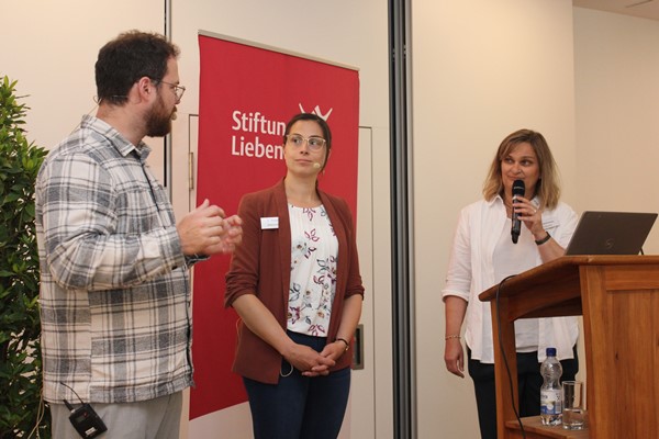 Im Dreiergespräch präsentierten Dr. Markus Wolf, Cordula Preuß und Dr. Meike Wehmeyer die Ergebnisse eines Forschungsprojekts zur Wohn- und Lebensqualität von Menschen mit geistiger Behinderung und herausforderndem Verhalten.
