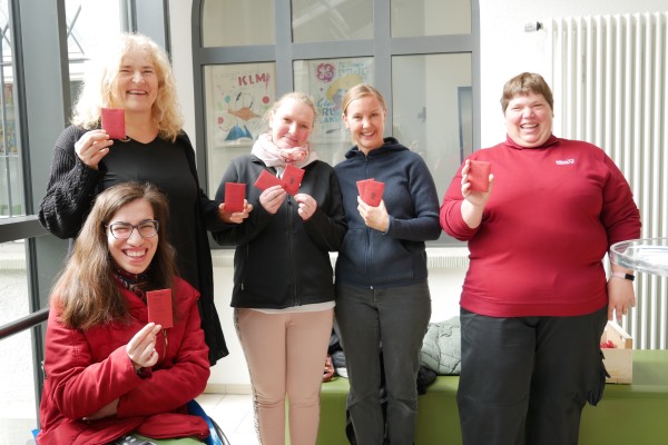Vor dem Eingang zur Kantine in Liebenau verteilten die Frauenbeauftragten rote Samentütchen mit einer Blühmischung. 