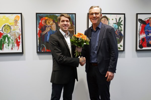 Das Bild zeigt Stiftungsvorstand Dr. Markus Nachbauer, der Philip Kling zu seinem neuen Aufgabenbereich gratuliert.