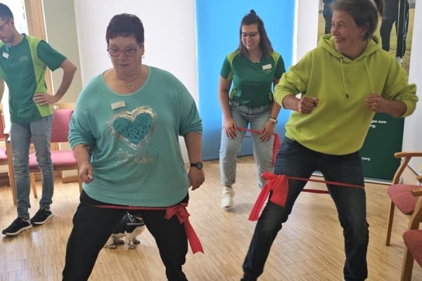 Mit dem Theraband zeigten die Physiotherapeuten, wie man mit einfachen Übungen seine Fitness und Kraft stärken kann. 