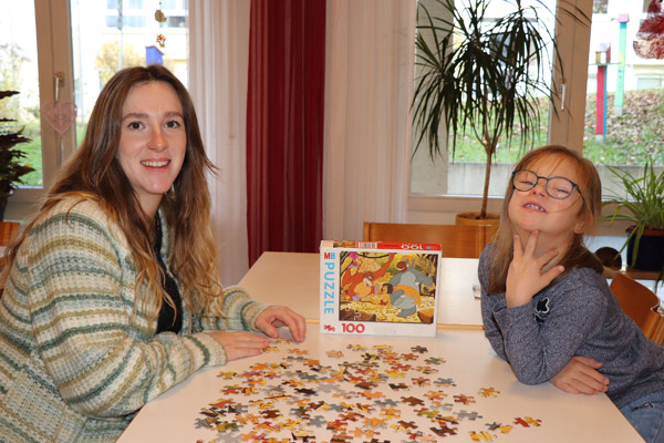 Irina Winder und die kleine Lajra beim Puzzeln.