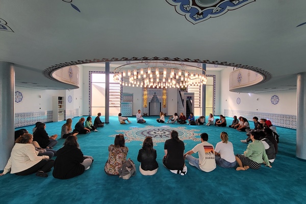Mit großem Interesse besichtigten Jugendliche des BBW die Moschee in Ravensburg.