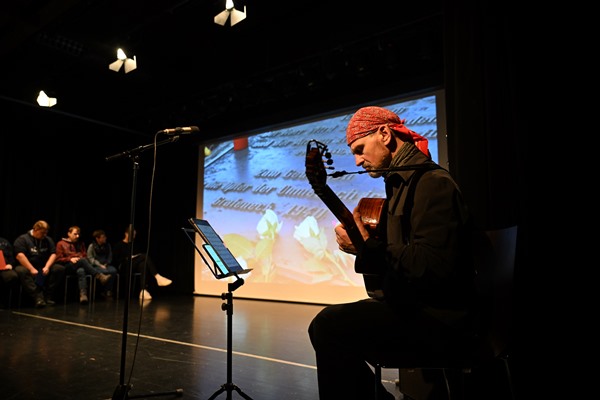 Der Musiker Gregor Panasiuk bereicherte die Veranstaltung mit einfühlsam ausgewählten Stücken. 
