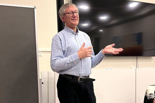 Fragerunde Das Bild zeigt Dr. Jochen Tenter, der vor einem Bildschirm steht und etwas präsentiert