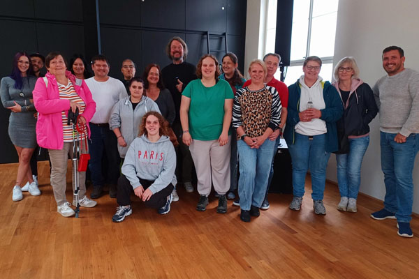 DJ Workshop Ein Gruppenfoto mit vielen Personen, die beim Workshop teilgenommen haben.