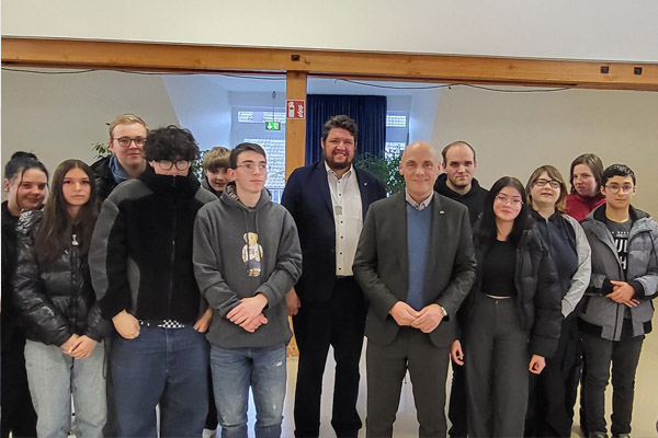 Schülerinnen und Schüler der Max-Gutknecht-Schule Ulm mit dem Landtagsvizepräsidenten Daniel Born und dem Landtagsabgeordneten Michael Joukov. 
