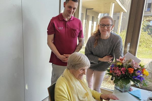 Das Foto zeigt Elfriede Krapf und Pflegepersonal.