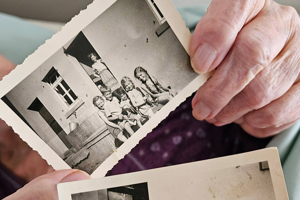 Es sind alte Fotos von Elfriede Krapf zu sehen.