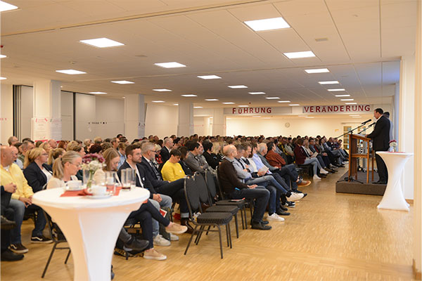 Das Foto zeigt einen Vortrag mit vielen Zuhörern und Zuhörerinnen.