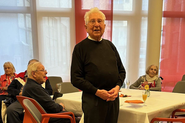 Ansprache Der Pfarrer steht und hält eine Ansprache