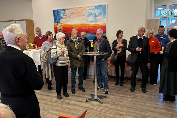 Empfang Viele Personen bei einem Sektempfang.