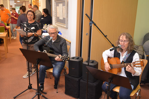 Die Musikgruppe am Singen und Musizieren.
