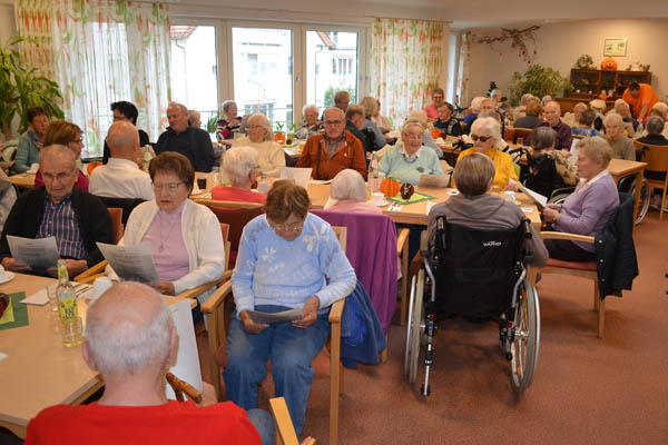 Die Gruppe der Seniorinnen und Senioren singen.