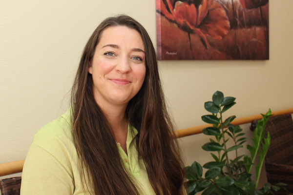 Alexa Störk Portraitfoto: Alexa Störk lächelt in die Kamera.