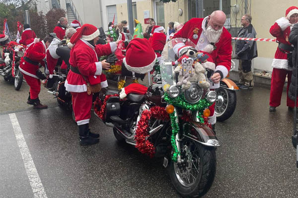 Viele Personen als Nikolaus verkleidet mit Motorrädern.