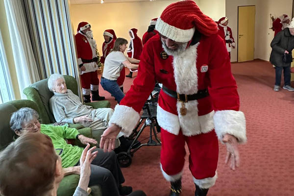 Ein Mann im Nikolauskostüm im Pflegeheim.