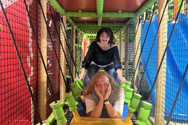 Zwei Frauen im Indoorspielplatz Bamboolino.