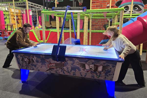 Zwei Personen spielen im Indoorspielplatz Bamboolino.