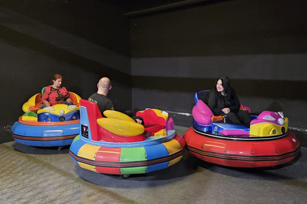 Drei Personen fahren im Indoorspielplatz Bamboolino.