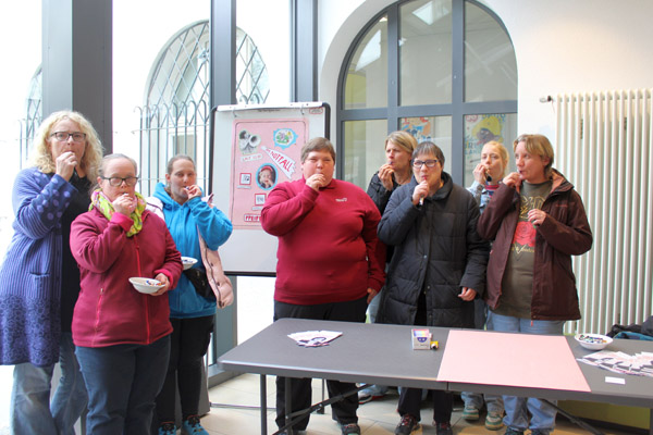 Das Foto zeigt  die Frauenbeauftragten bei der Aktion.