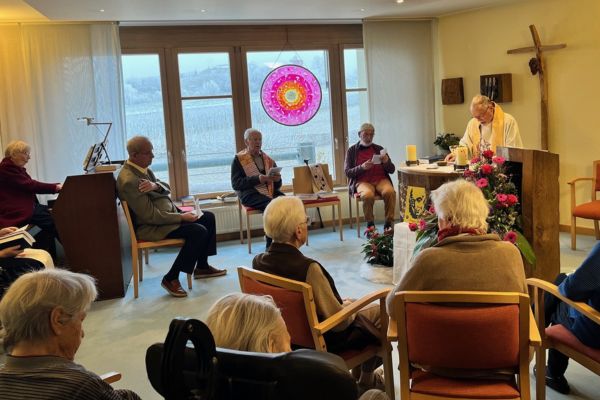 Pfarrer steht hinter dem Altar