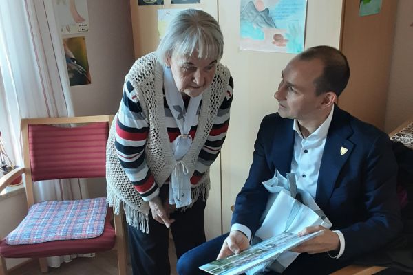 Eine Frau und ein Mann unterhalten sich.