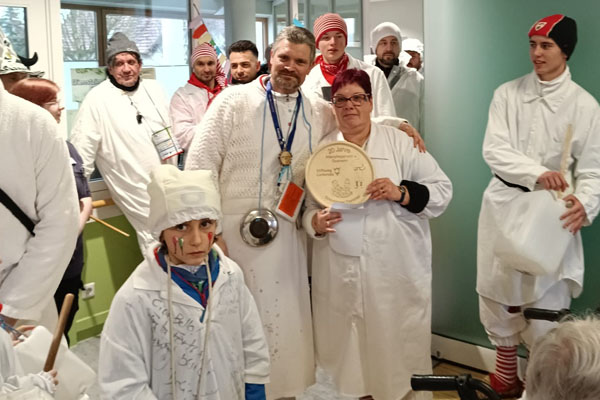 Viele Personen verkleidet in weißen Gewändern.