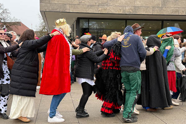 Narrenbaumstellen Eine Gruppe verkleideter Menschen bei einer Polonaise.
