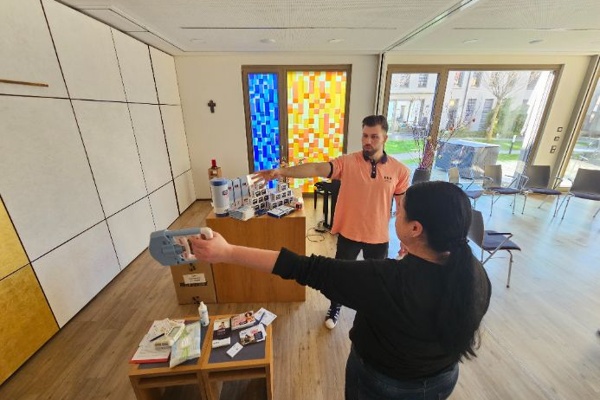 Übungen am Gesundheitstag Zwei Personen bei einer Sportübung.