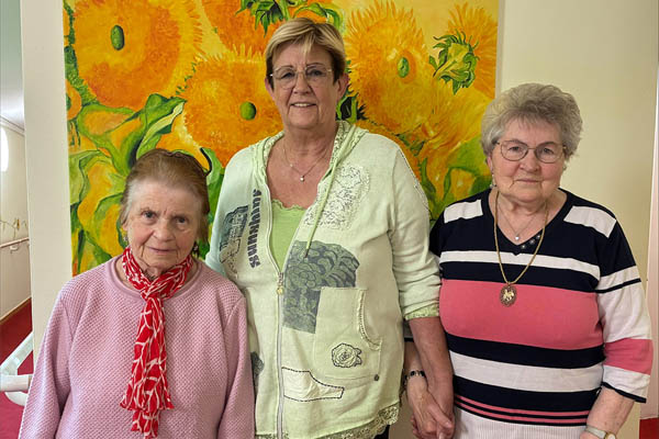 Heimbeirätinnen Drei Frauen stehen nebeneinander und schauen in die Kamera.